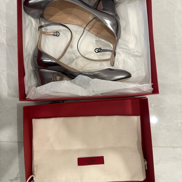 Valentino Garavani metallic ankle strap heels in size 37. Leather. Made in Italy - Picture 8 of 8